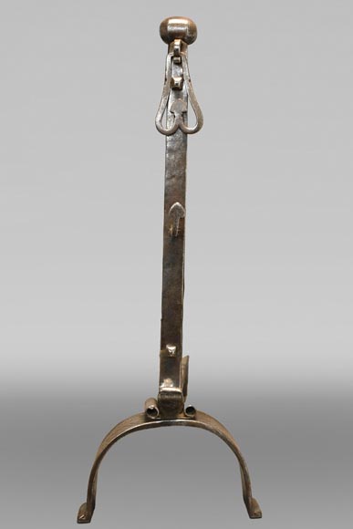 Pair of high andirons with inverted hearts Pair of high andirons with inverted hearts-2