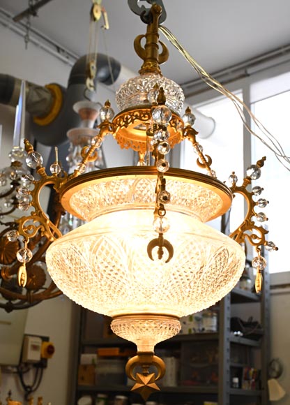 BACCARAT (Attributed to) - Oriental crystal and gilt bronze chandelier inspired by a mosque lamp BACCARAT (Attributed to) - Oriental crystal and gilt bronze chandelier inspired by a mosque lamp-12