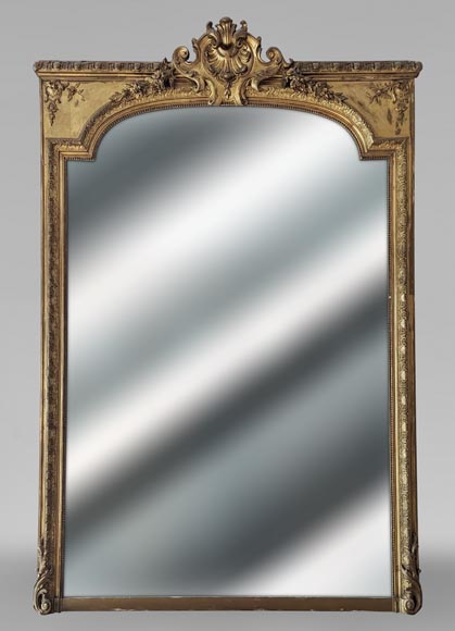 Regency-style gilded trumeau decorated with a cut leather shell Regency-style gilded trumeau decorated with a cut leather shell-0