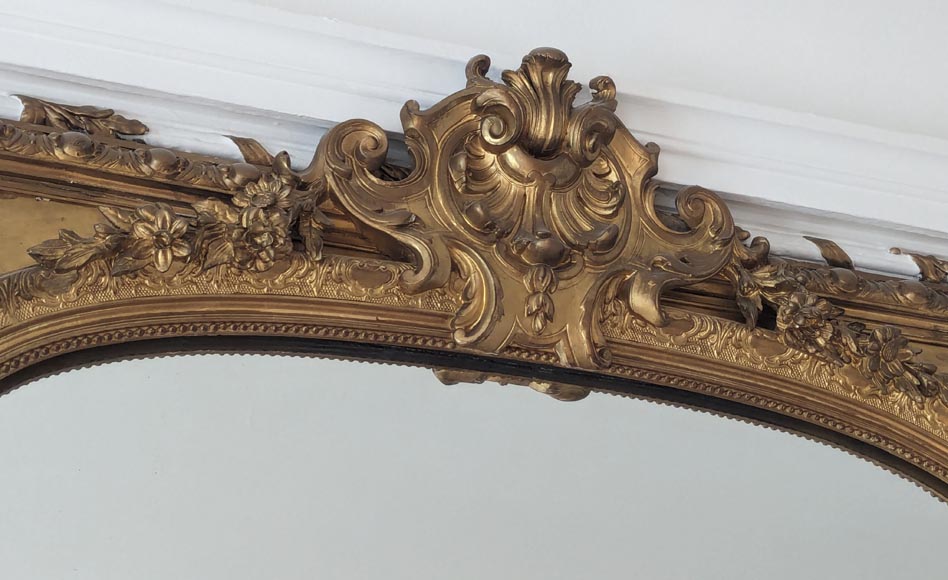 Regency-style gilded trumeau decorated with a cut leather shell Regency-style gilded trumeau decorated with a cut leather shell-2