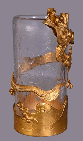 L’Escalier de Cristal (attributed to), a cylindrical Japanese-style vase decorated with a dragon, crystal and gilt bronze L’Escalier de Cristal (attributed to), a cylindrical Japanese-style vase decorated with a dragon, crystal and gilt bronze-1
