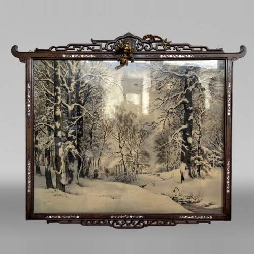 japonesque frame in carved wood and mother-of-pearl marquetry, decorated with a bronze dragon, with its silk painting depicting a winter landscape