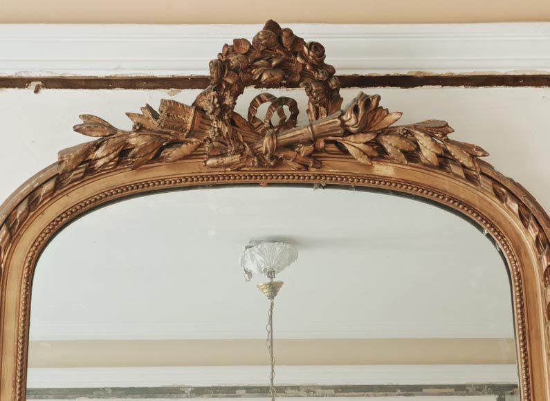 Louis XVI style gilded trumeau with rounded top decorated with an openwork wreath of flowers Louis XVI style gilded trumeau with rounded top decorated with an openwork wreath of flowers-1