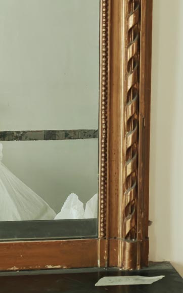 Louis XVI style gilded trumeau with rounded top decorated with an openwork wreath of flowers Louis XVI style gilded trumeau with rounded top decorated with an openwork wreath of flowers-4