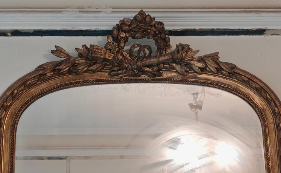 Louis XVI style gilded trumeau with rounded top decorated with a wreath of flowers Louis XVI style gilded trumeau with rounded top decorated with a wreath of flowers-1