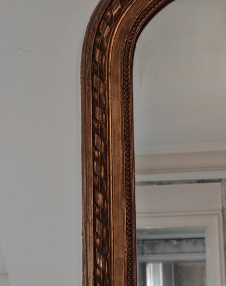 Louis XVI style gilded trumeau with rounded top decorated with a wreath of flowers Louis XVI style gilded trumeau with rounded top decorated with a wreath of flowers-3