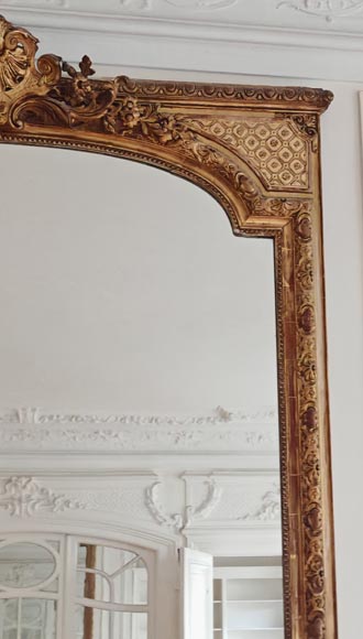 Large Regence style gilded trumeau adorned with an openwork shell Large Regence style gilded trumeau adorned with an openwork shell-3