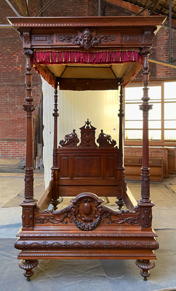 Jean-Paul MAZAROS (1823-1900), Neo-Renaissance four-poster bed in carved walnut Jean-Paul MAZAROS (1823-1900), Neo-Renaissance four-poster bed in carved walnut-1