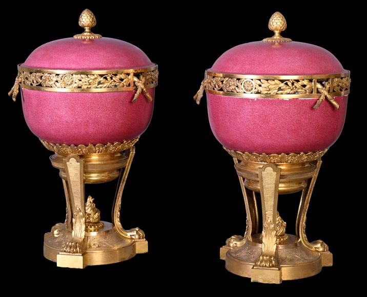 Escalier de CRISTAL (in the spirit of), Pair of pink porcelain potpourris, 19th century-1