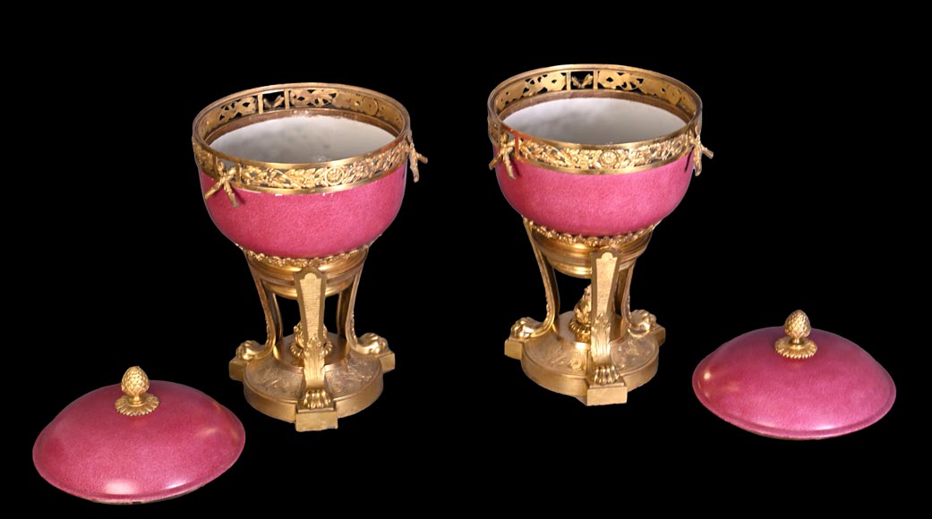 Escalier de CRISTAL (in the spirit of), Pair of pink porcelain potpourris, 19th century-2