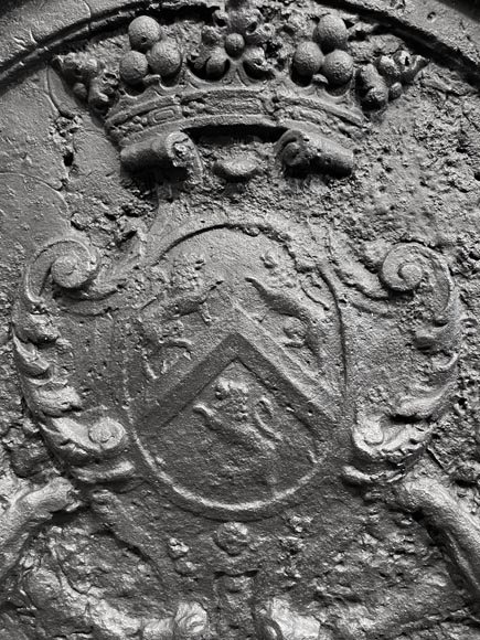 Important 18th-Century Cast Iron Fireback with the Arms of the Chevron-Villette Family Important 18th-Century Cast Iron Fireback with the Arms of the Chevron-Villette Family-4