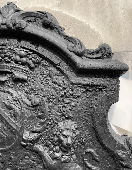 Important 18th-Century Cast Iron Fireback with the Arms of the Chevron-Villette Family Important 18th-Century Cast Iron Fireback with the Arms of the Chevron-Villette Family-5