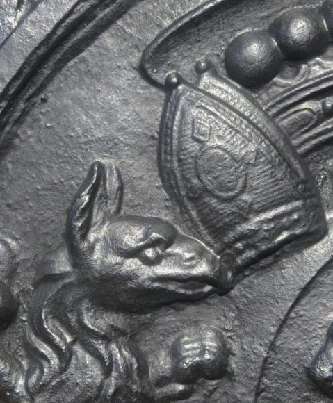 Important fireplace plaque with the coat of arms of David-Nicolas de Berthier, with a bull framed by two griffins Important fireplace plaque with the coat of arms of David-Nicolas de Berthier, with a bull framed by two griffins-3