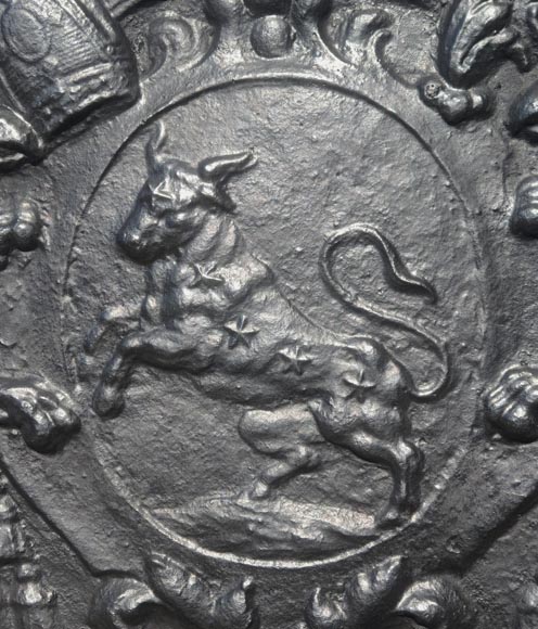 Important fireplace plaque with the coat of arms of David-Nicolas de Berthier, with a bull framed by two griffins Important fireplace plaque with the coat of arms of David-Nicolas de Berthier, with a bull framed by two griffins-6