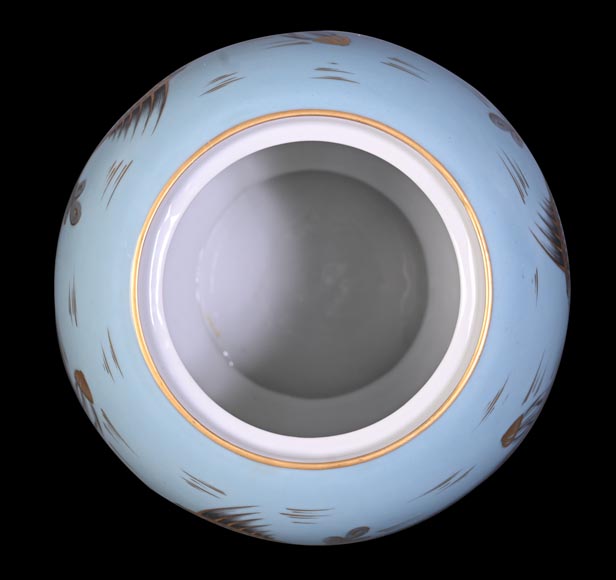 AU VASE ÉTRUSQUE – Porcelain Vase with Aquatic Decoration-4