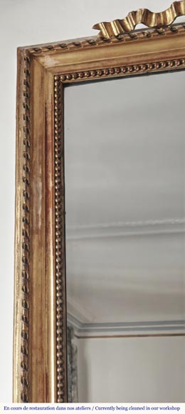 Louis XVI style gilded trumeau topped with a knotted ribbon Louis XVI style gilded trumeau topped with a knotted ribbon-2