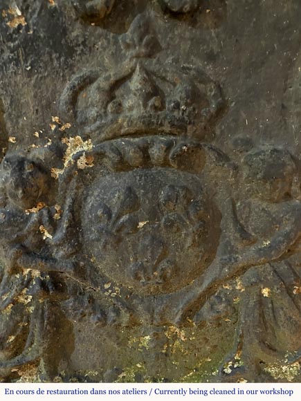 Fireback framed by angels bearing the arms of France Fireback framed by angels bearing the arms of France-1