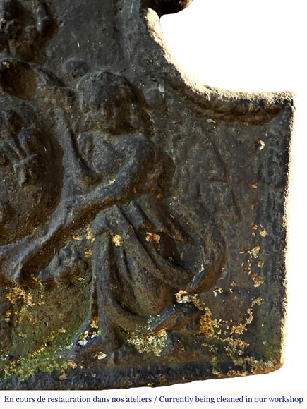 Fireback framed by angels bearing the arms of France Fireback framed by angels bearing the arms of France-3