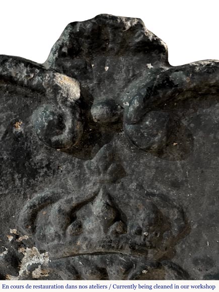 Fireback framed by angels bearing the arms of France Fireback framed by angels bearing the arms of France-4