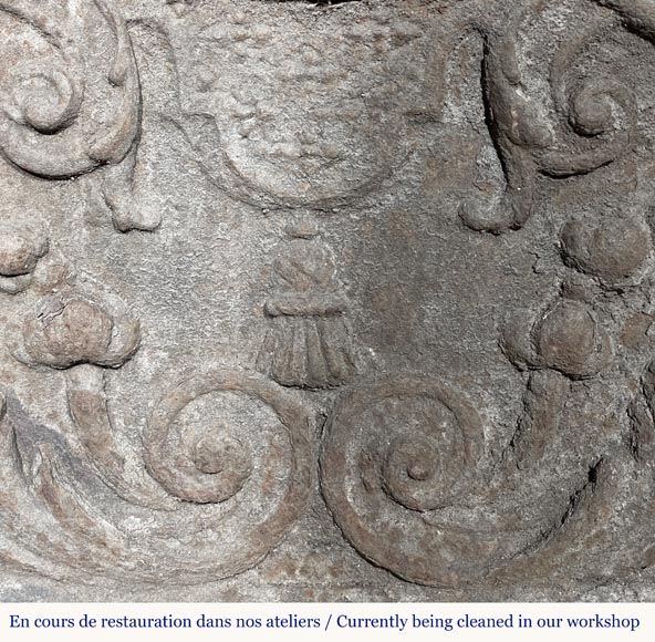 Fireback dated 1726, with the arms of Robin de La Tremblaye Fireback dated 1726, with the arms of Robin de La Tremblaye-4