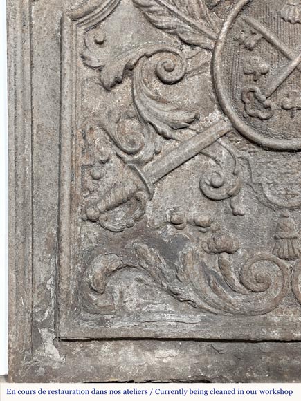 Fireback dated 1726, with the arms of Robin de La Tremblaye Fireback dated 1726, with the arms of Robin de La Tremblaye-5