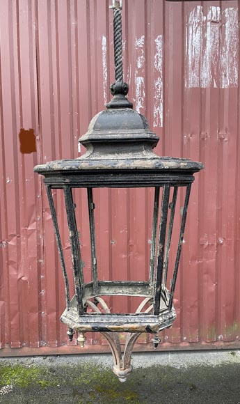 Important pair of hexagonal architectural lanterns in patinated metal Important pair of hexagonal architectural lanterns in patinated metal-1