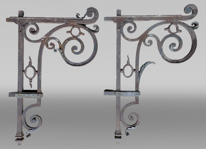 Pair of cast iron wall brackets in the Napoleon III style Pair of cast iron wall brackets in the Napoleon III style-0