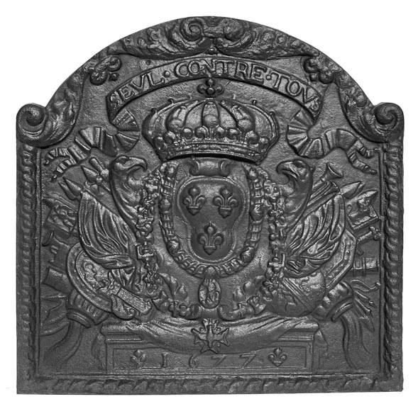 “Alone against all”, Louis XIV style fireplace plaque with the Arms of France “Alone against all”, Louis XIV style fireplace plaque with the Arms of France-0