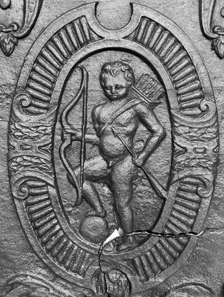 Louis XVI period fireplace plaque decorated with Cupid in a medallion-4