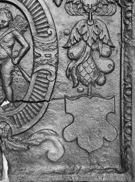 Louis XVI period fireplace plaque decorated with Cupid in a medallion-7