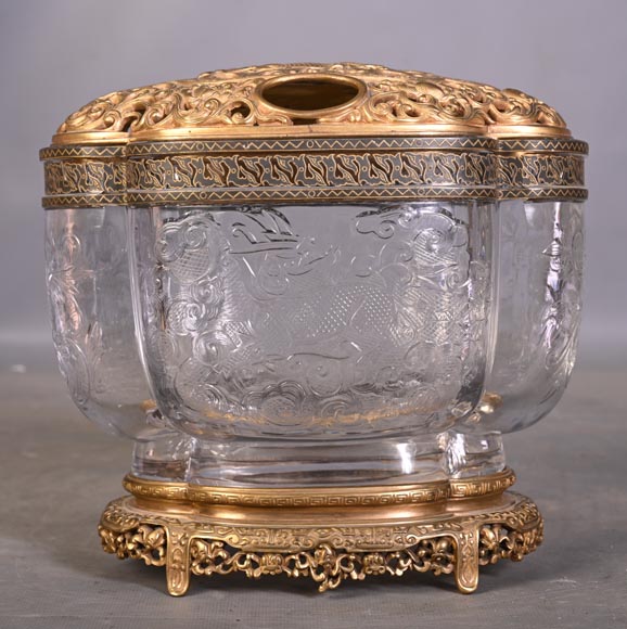 L’Escalier de Cristal (attributed to) Quadrilobed covered bowl with stand, crystal and gilt bronze L’Escalier de Cristal (attributed to) Quadrilobed covered bowl with stand, crystal and gilt bronze-1