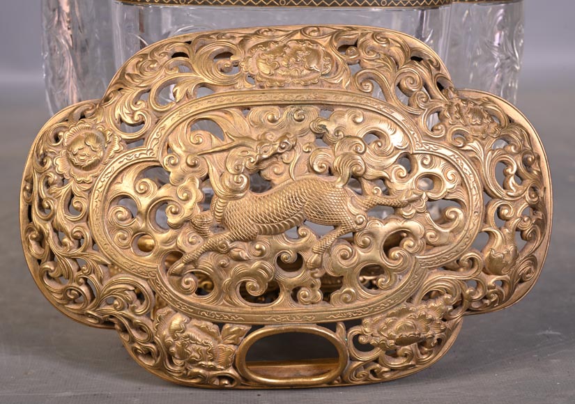 L’Escalier de Cristal (attributed to) Quadrilobed covered bowl with stand, crystal and gilt bronze L’Escalier de Cristal (attributed to) Quadrilobed covered bowl with stand, crystal and gilt bronze-2