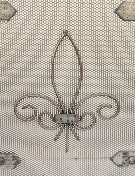 Modern spark screen decorated with a fleur-de-lis Modern spark screen decorated with a fleur-de-lis-2