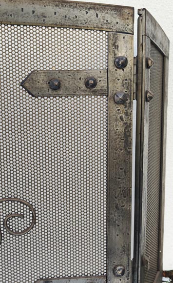Modern spark screen decorated with a fleur-de-lis Modern spark screen decorated with a fleur-de-lis-5