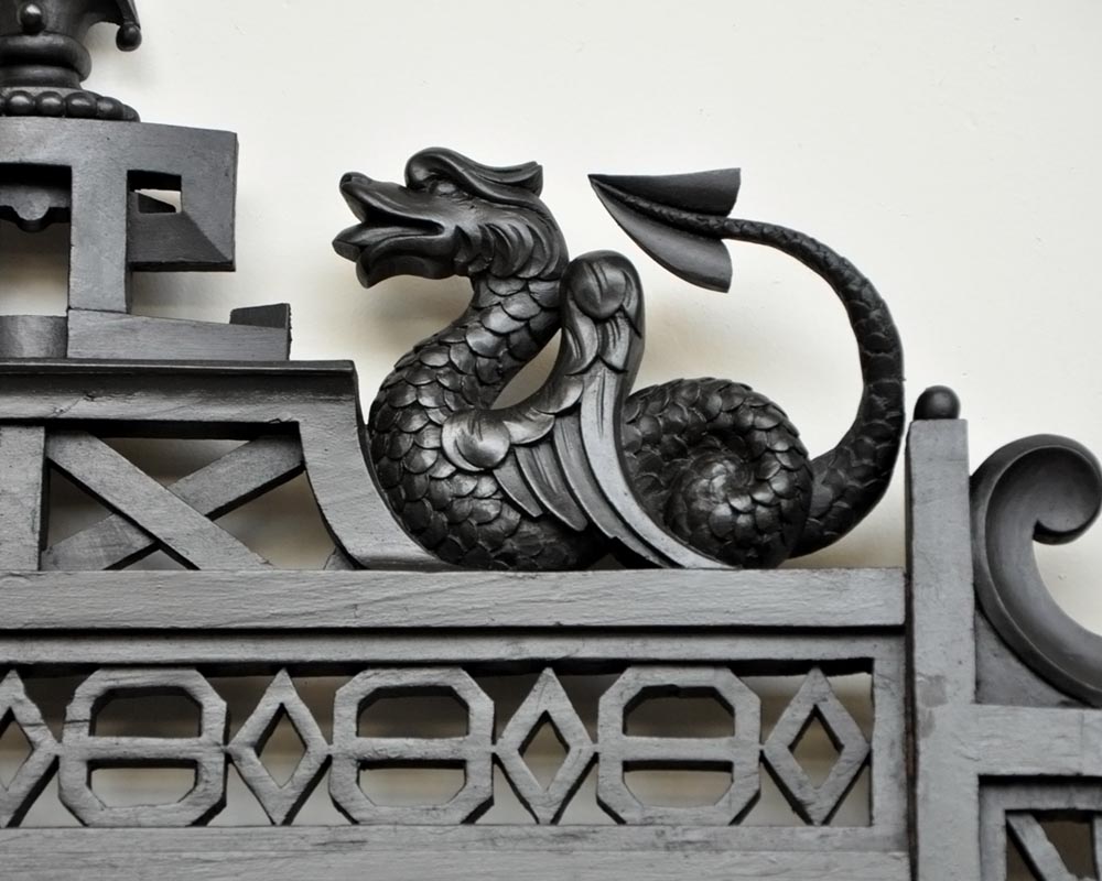 Pair of Japanese-blackened wooden frames decorated with embroidered silk Pair of Japanese-blackened wooden frames decorated with embroidered silk-4