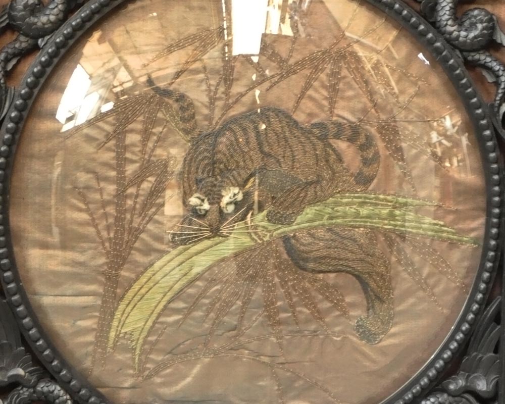 Pair of Japanese-blackened wooden frames decorated with embroidered silk Pair of Japanese-blackened wooden frames decorated with embroidered silk-7