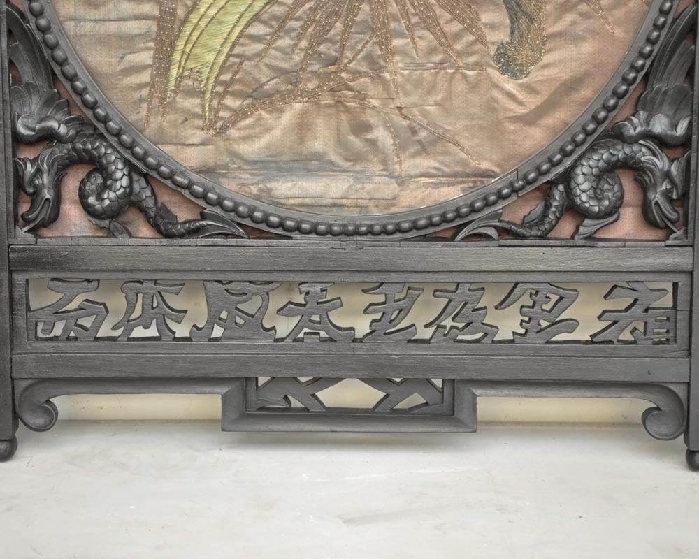 Pair of Japanese-blackened wooden frames decorated with embroidered silk Pair of Japanese-blackened wooden frames decorated with embroidered silk-9