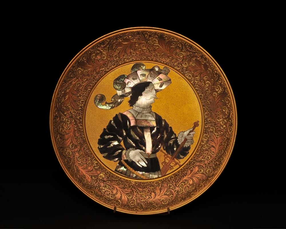 Maison KAYSER SOHN, Renaissance Personalities, Pair of plates decorated in corviniello Maison KAYSER SOHN, Renaissance Personalities, Pair of plates decorated in corviniello-1