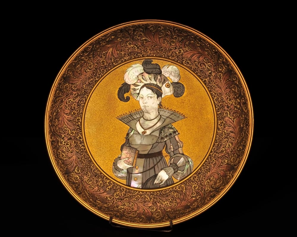 Maison KAYSER SOHN, Renaissance Personalities, Pair of plates decorated in corviniello Maison KAYSER SOHN, Renaissance Personalities, Pair of plates decorated in corviniello-2
