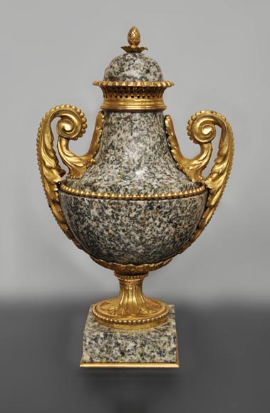 Pair of granite and gilded bronze cassolettes after a model by Pierre Gouthière Pair of granite and gilded bronze cassolettes after a model by Pierre Gouthière-1