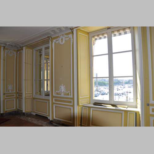Very beautiful antique Louis XVI style paneled room coming from the Hotel de Crillon, Paris