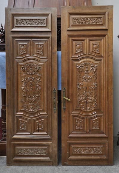 False pair of antique carved oak doors from the 19th century False pair of antique carved oak doors from the 19th century-0