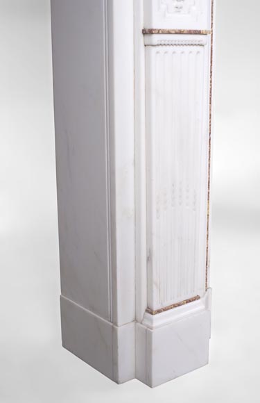 Very beautiful Victorian style antique fireplace in Carrara Statuary marble and Violet Brocatelle marble, from late 19th century, with flutings, garlands and diamonds. Very beautiful Victorian style antique fireplace in Carrara Statuary marble and Violet Brocatelle marble, from late 19th century, with flutings, garlands and diamonds.-8