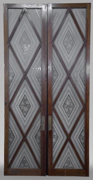 Beautiful antique large Art Deco style double door in wood and engraved glass with decor of diamonds Beautiful antique large Art Deco style double door in wood and engraved glass with decor of diamonds-0