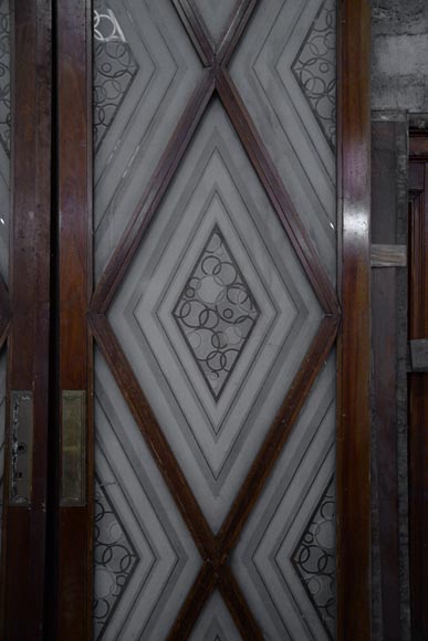 Beautiful antique large Art Deco style double door in wood and engraved glass with decor of diamonds Beautiful antique large Art Deco style double door in wood and engraved glass with decor of diamonds-1