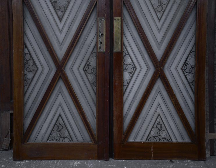 Beautiful antique large Art Deco style double door in wood and engraved glass with decor of diamonds Beautiful antique large Art Deco style double door in wood and engraved glass with decor of diamonds-3