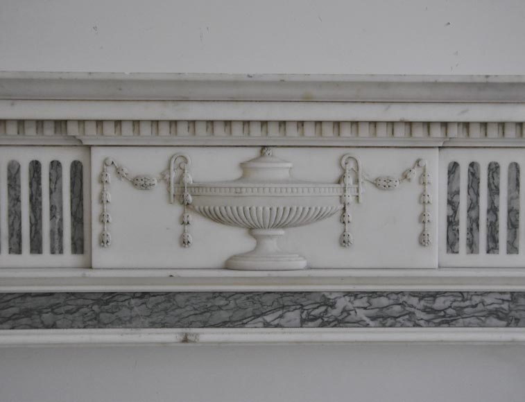 Beautiful Victorian style antique fireplace in Carrara Statuary marble and inlays of Vert d'Estours marble with vases and bowl Beautiful Victorian style antique fireplace in Carrara Statuary marble and inlays of Vert d'Estours marble with vases and bowl-1