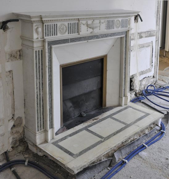 Beautiful Victorian style antique fireplace in Carrara Statuary marble and inlays of Vert d'Estours marble with vases and bowl Beautiful Victorian style antique fireplace in Carrara Statuary marble and inlays of Vert d'Estours marble with vases and bowl-3