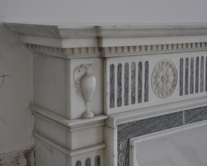 Beautiful Victorian style antique fireplace in Carrara Statuary marble and inlays of Vert d'Estours marble with vases and bowl Beautiful Victorian style antique fireplace in Carrara Statuary marble and inlays of Vert d'Estours marble with vases and bowl-4