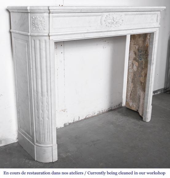 Louis XVI style fireplace in Carrara marble with rounded corners Louis XVI style fireplace in Carrara marble with rounded corners-3
